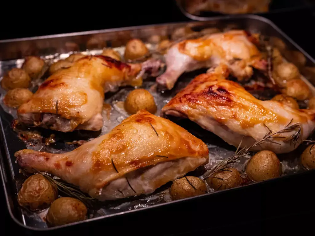 Coxa de frango assada crocante no forno