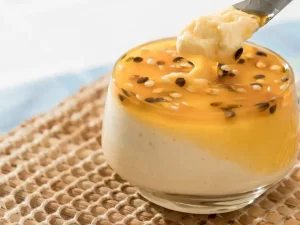 Mousse de maracuja com suco tang